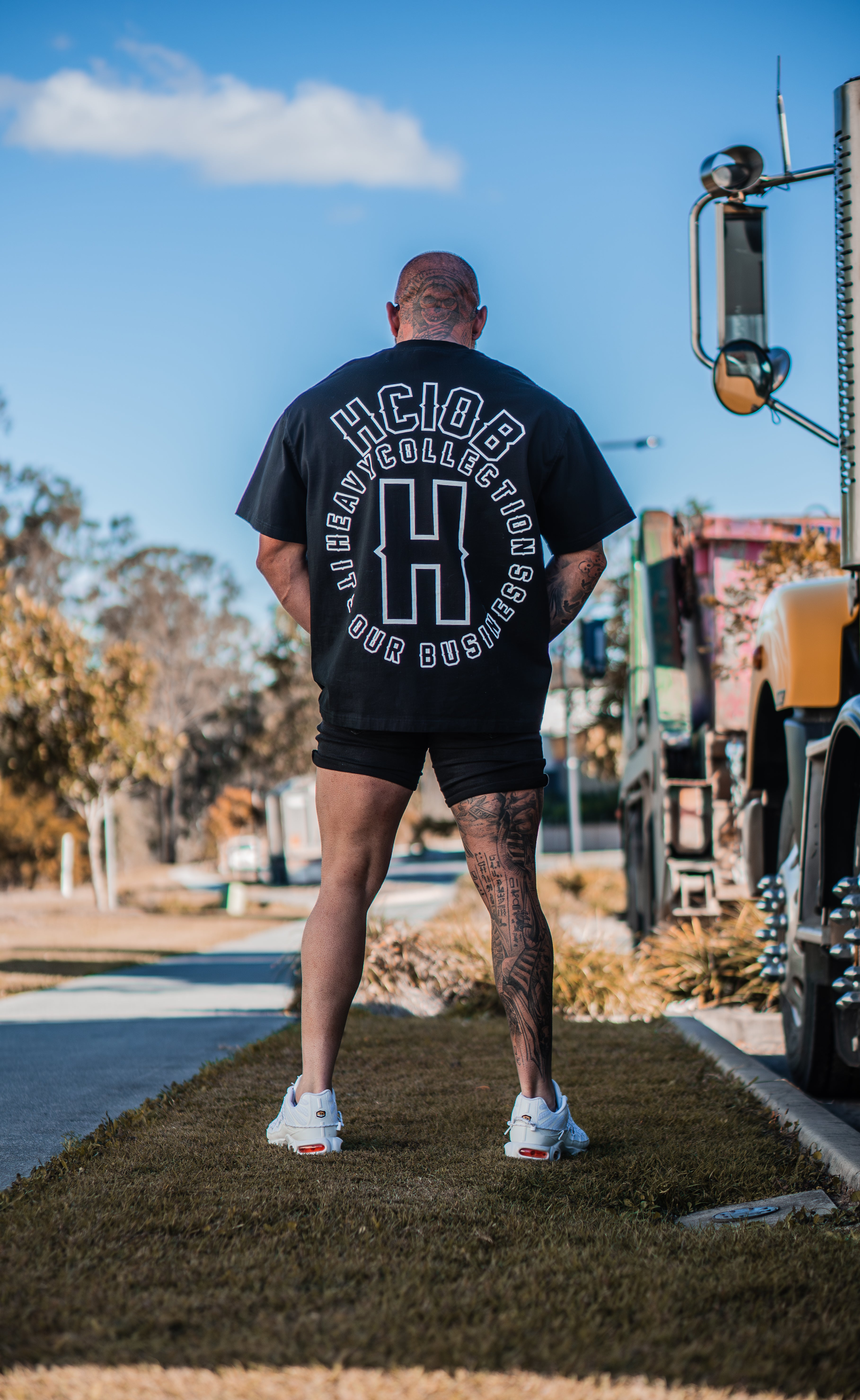 BLACK OVERSIZED VARSITY PLAYERS TEE