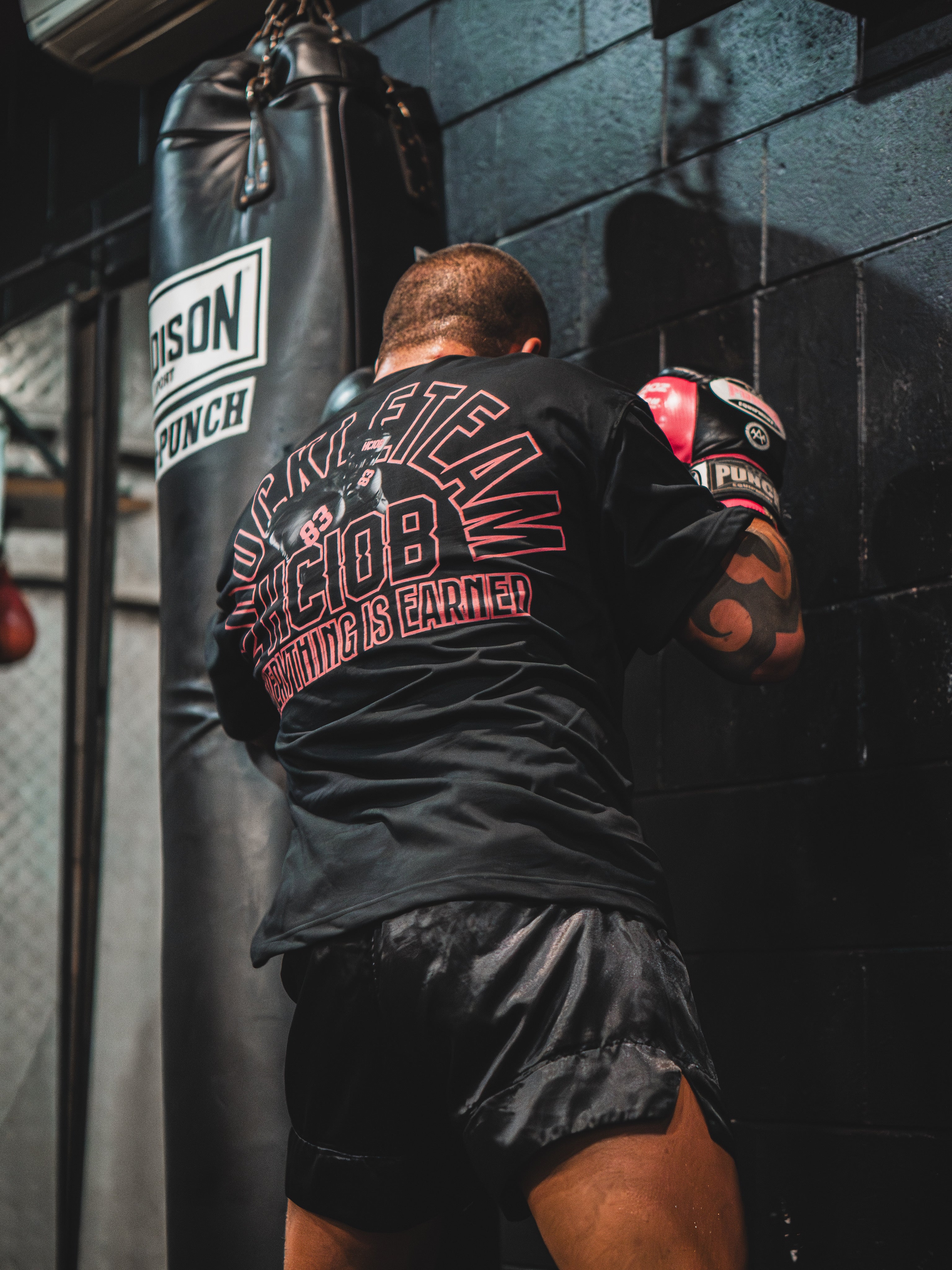 OVERSIZED KNUCKLE TEE
