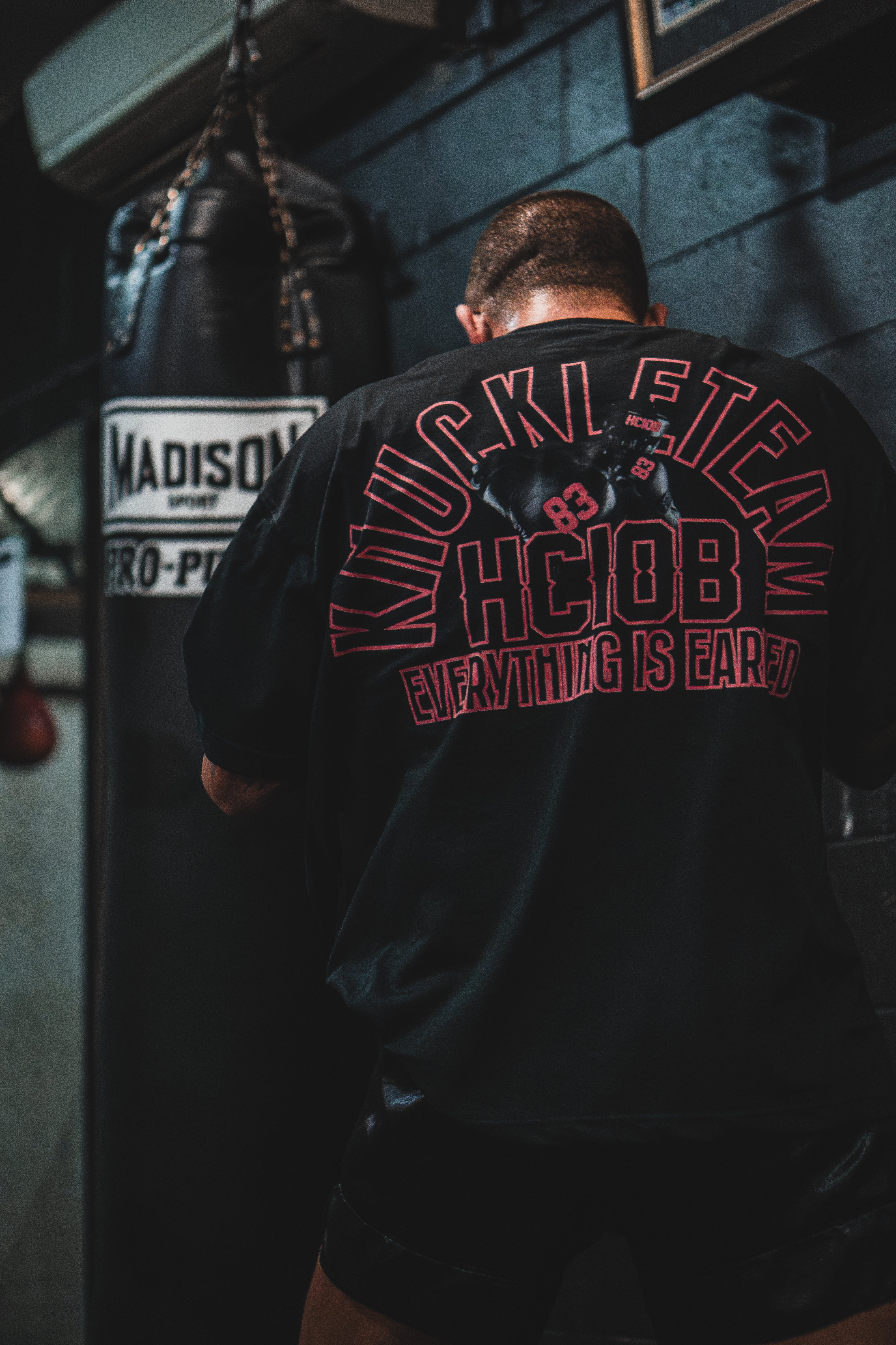 OVERSIZED KNUCKLE TEE