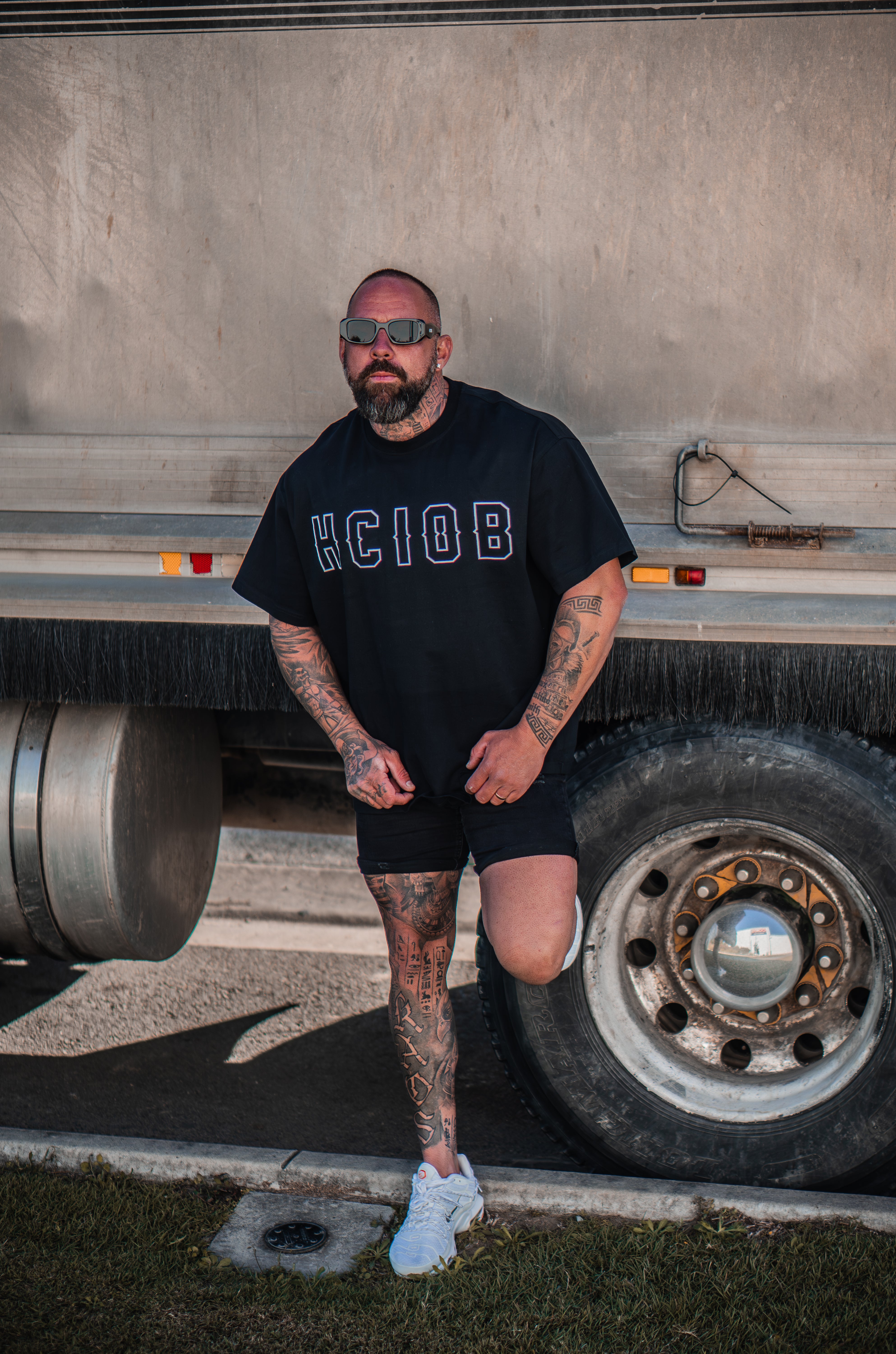 BLACK OVERSIZED VARSITY PLAYERS TEE